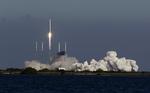 Afsted. Fartøjet, kaldet 'Dragon' fra selskabet SpaceX, blev opsendt kl. 16.43 dansk tid fra Cape Canaveral i Florida med en Falcon 9-raket. 