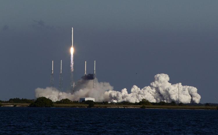 Afsted. Fartøjet, kaldet 'Dragon' fra selskabet SpaceX, blev opsendt kl. 16.43 dansk tid fra Cape Canaveral i Florida med en Falcon 9-raket. 