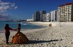 Øde. Strandene i Cancun er tomme - gæsterne i de store hoteller har travlt med at redde klimaet. Så der er masser af plads til 15-årige Andrea Monserrat, som skal fotograferes på sin fødselsdag. 