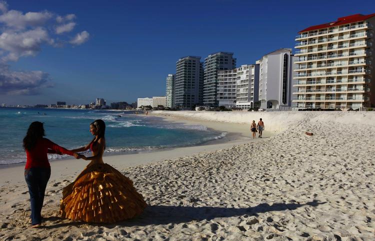 Øde. Strandene i Cancun er tomme - gæsterne i de store hoteller har travlt med at redde klimaet. Så der er masser af plads til 15-årige Andrea Monserrat, som skal fotograferes på sin fødselsdag. 