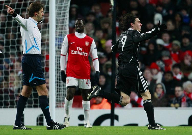 overraskende. Partizans Cleo har udlignet for serberne. Men Arsenal fik tilsidst lukket kampen med et par ekstra scoringer. 