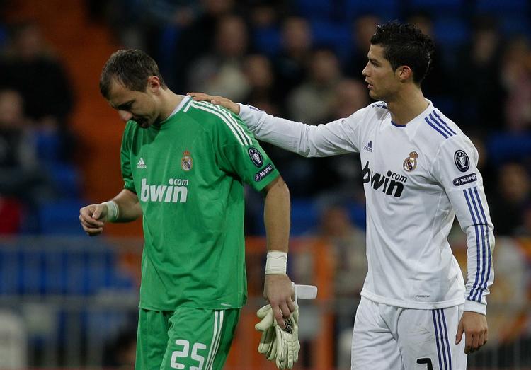 skifte. Cristiano Ronaldo trøster Real Madrids polske reservemålmand Jerzy Dudek, som måtte forlade banen før tid med en skade. 