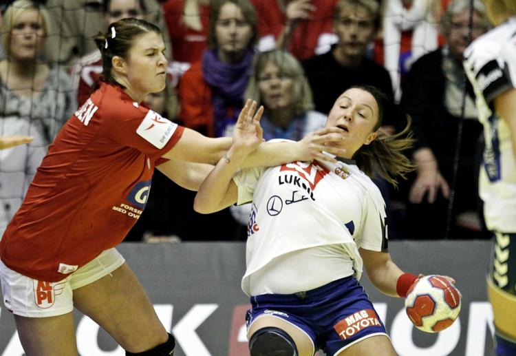 Forsvar. Mie Augustesen (t.v.) og co. kommer på en vanskelig opgave mod de stærke rumænske skytter i aften. 