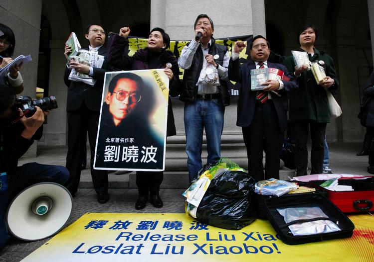 Klovne? Også i Hong Kong er der protester for den kinesiske Nobelprismodtager Liu Xiaobo. Kina har flere gange kaldt protestanterne »klovne«. 