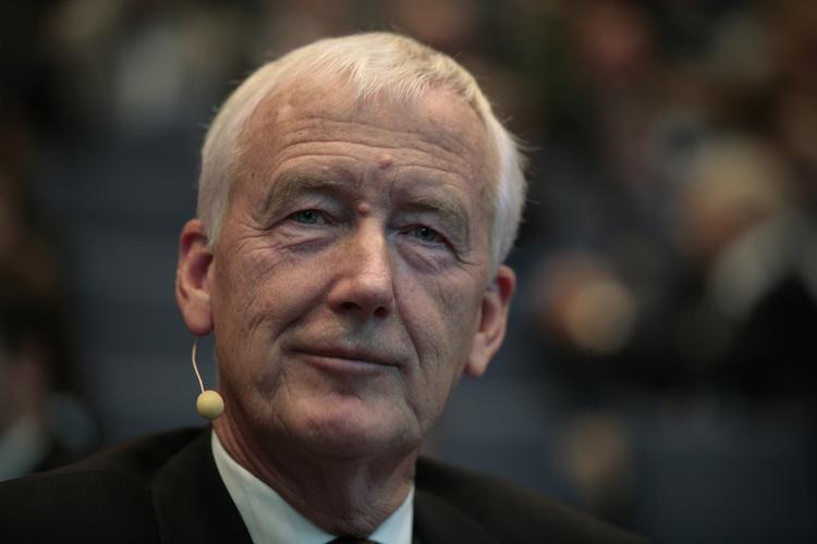 Opfordring. Nationalbankens direktør, Nils Bernstein, siger, at »en meget ekspansiv finanspolitik« skal  erstattes af stigninger i privatforbruget, erhvervsinvesteringerne og eksporten, hvis det økonomiske opsving skal blive selvbærende«. 