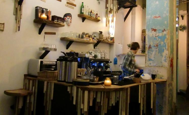 En kunstnerkollektiv har indrettet den ny kaffebar med det oplagte navn Kaffe med masser af skæve installationer og møbler lavet af genbrugstræ. 