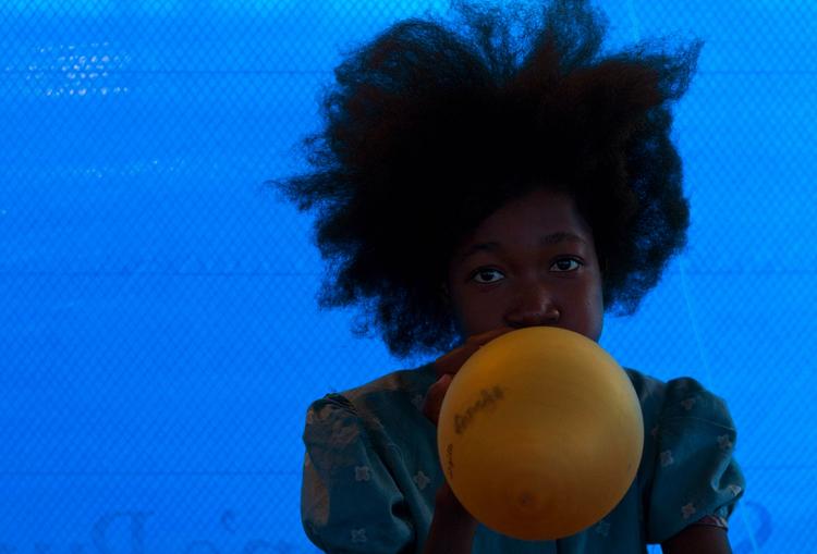 Ramt. 15-årige Virgilette, der lider af symptomer efter kolera, blæser i en ballon på en klinik i Port Au Prince, hvor hun bliver behandlet. 