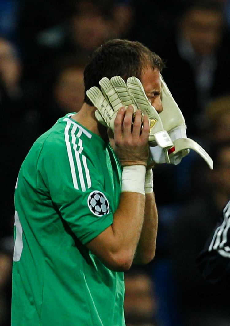 Av. Jerzy Dudek måtte forlade Bernabeu-arenaen med store smerter. 