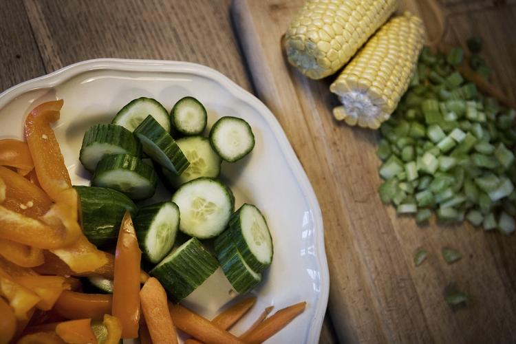 Traditionerne er stærke, så det er ikke nogen overraskelse, at de våde varer, fed mad og søde sager topper op til jul. Der er ikke meget frugt og grønt på et julebord, måske en klementin. 