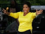 Snedigt. Her er dronningen ved åbningen af sin 24. sæson af The Oprah Winfrey Show. I et interview med ABC snøfter hun lidt og nægter, at hun er lesbisk. Sandsynligvis som led i et reklamestunt for sin helt egen, spritnye kanal. 