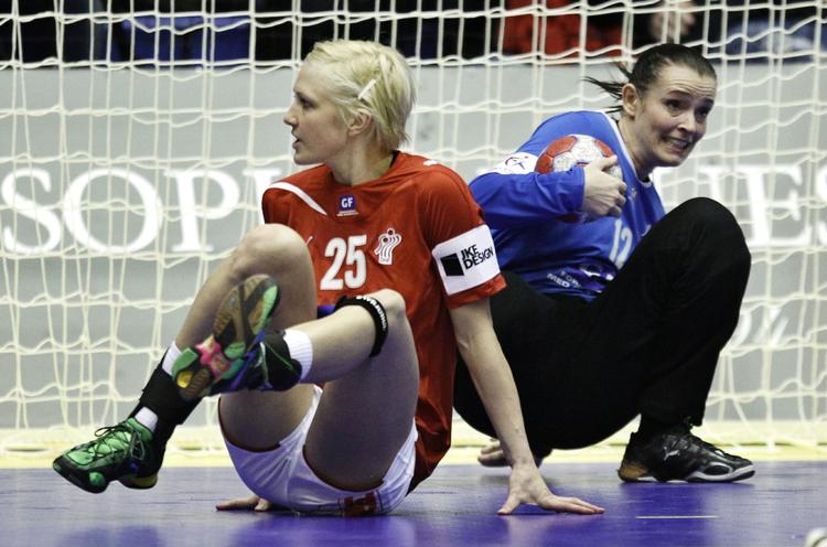 rygraden. Målvogter Karin Mortensen og Rikke Skov er de to mest rutinerede spillere på det danske hold. 