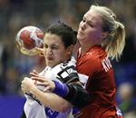 25-20. Maibritt Kviesgaard (t.h.) var Danmarks topscorer i åbningskampen mod Serbien. 