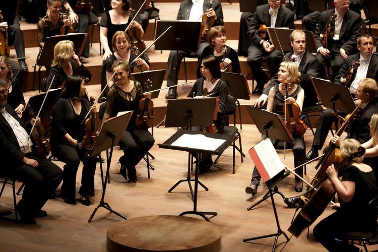 forskel. Mens den klassiske musik får omkring 75 procent af sine indtægter i form af offentlig støtte, udgør støtten kun 16 procent af indtægterne for den rytmiske musik. 