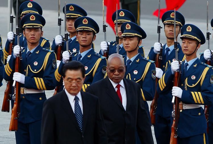 Venner. Kina har store interesser i Afrika, hvor flere end 1.600 kinesiske firmaer har investeret. I august besøgte Sydafrikas præsident, Jacob Zuma, Kinas præsident, Hu Jiantao. 