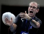 skideballe Landstræner Jan Pytlick forsøgte forgæves at råbe sine spillere op i VM-kampen mod Sverige, som vandt 27-23. 