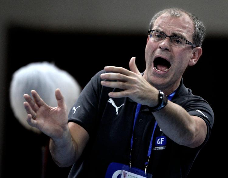 skideballe Landstræner Jan Pytlick forsøgte forgæves at råbe sine spillere op i VM-kampen mod Sverige, som vandt 27-23. 