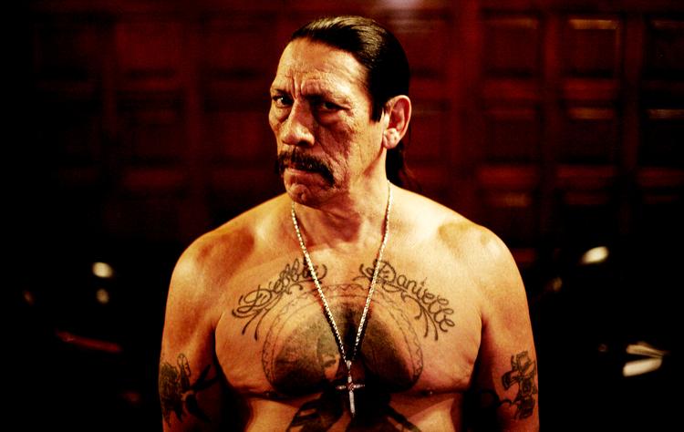 Danny Trejo lærte at spille skuespil i San Quentin-fængslet. »Skræmt fra vid og sans over, at mexicanerne snart skulle angribe de sorte, stående med et 12 cm langt stålblad i bukserne og skulle lade, som om alt var o.k.«. 