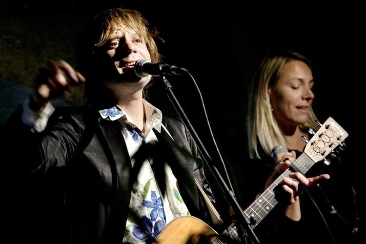 Hvis man er ved at brænde inde med et kulturelt arrangement på grund af finansielle kvaler, er det nu man skal slå til. Kommunen deler penge ud til tirsdagskultur. Her ses  musikerne Tobias Trier og Alberte Winding ved en koncert i Huset i Magstræde. 