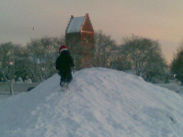 Sne. Børn i Køge og omegn opfordres til at bruge kælkebakkerne ihærdigt de næste par dage. I weekenden kan sneen være smeltet. 