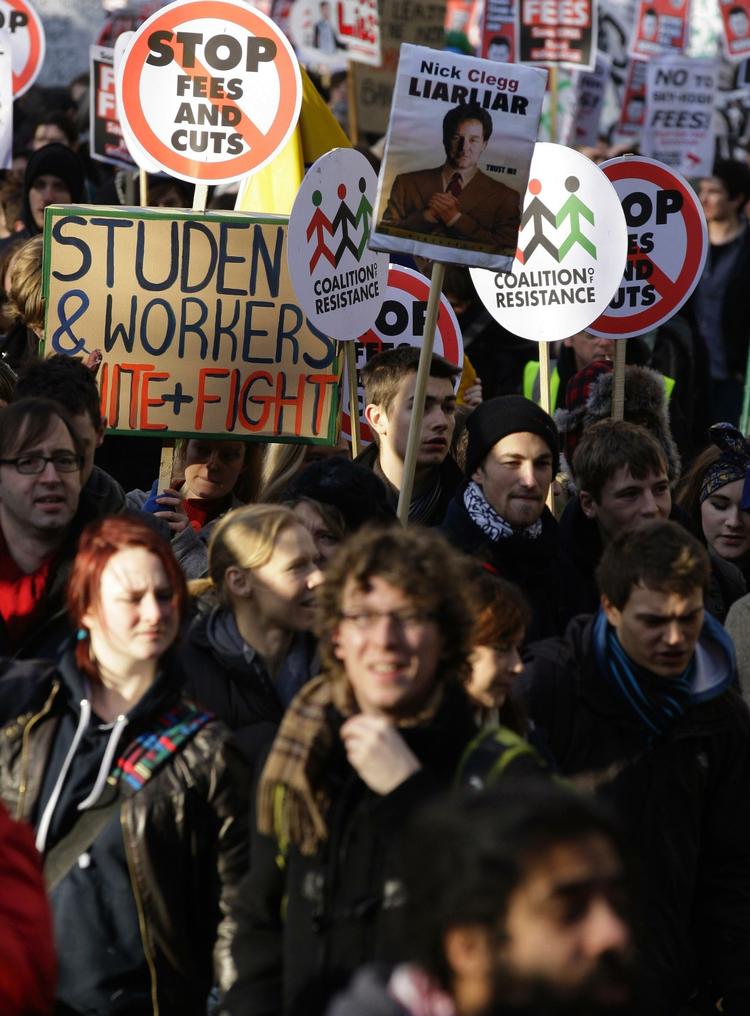 Protest. De britiske studerende er samlet foran parlamentet i London. De er rasende over regeringens planer om at lade studieafgifterne stige. 
