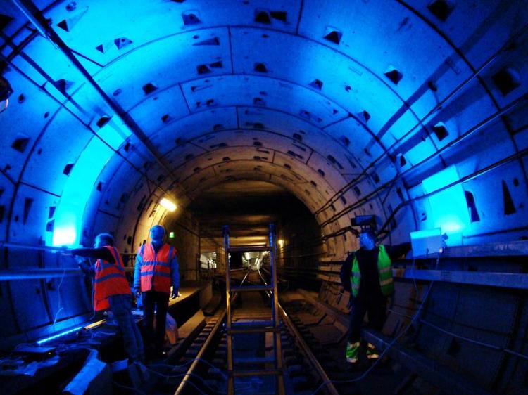 Under et driftsstop en sen nattetime afprøver kunstner Jan Sivertsen (tv.), idemand Kurt Egedal Christoffersen og en tekniker fra Metroselskabet lysopsætningen.  Foto: Nina Sten-Knudsen 