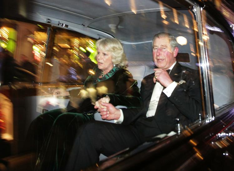 Chok. Camilla og Charles er ikke før blevet angrebet, som det skete i aftes. De slap dog uden skrammer. 
