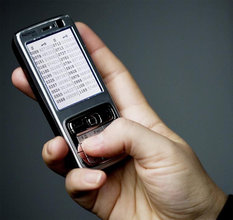Et alternativ til papkortet med koder kan være at få koderne tilsendt på mobiltelefonen eller ved at mobiltelefonen selv med et program kan generere koder til NemID. Fotomanipulation. 