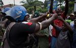 'Fist bump'. Efter flere dage med optøjer kunne demonstranter i aftes juble over, at stemmerne bliver genoptalt. En nigeriansk, fredsbevarende soldat tager del i jublen. 