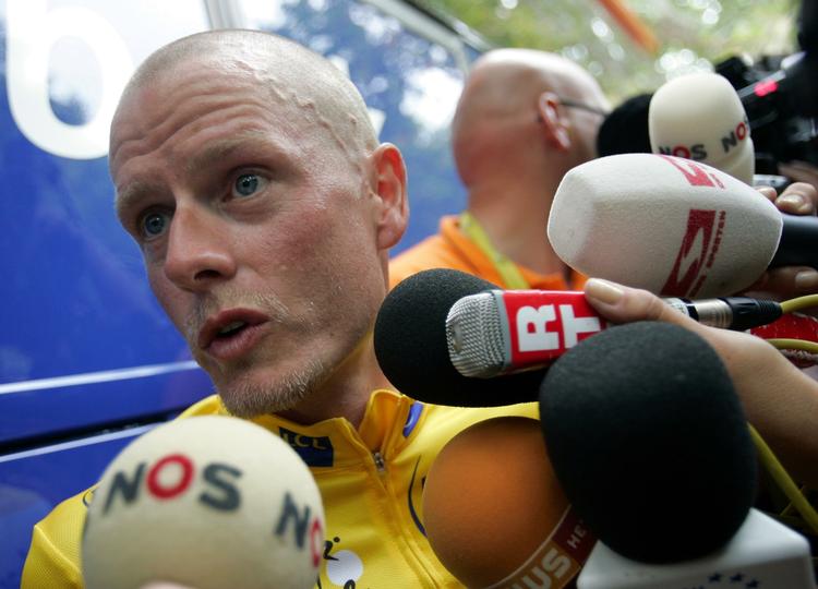 Michael Rasmussen omringet af pressen i 2007. 
