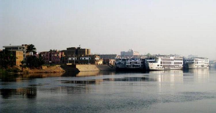 Krydstogtskibene ligger til kaj langs Nilen. 