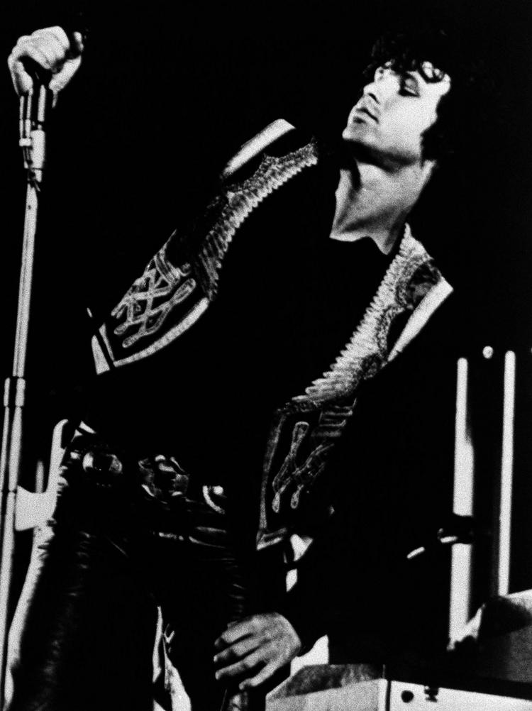 Benådet. Mere end 40 år efter en dom for blasfemi og for at blotte sit lem blev Jim Morrison i går benådet i Florida. 