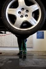 Dækskifte. Ikke alle biler fra udlejningsselskaberne kører på vinterdæk. De skal bestilles på forhånd, hvis man vil være sikker på, at bilen har bedst muligt fodfæste. 