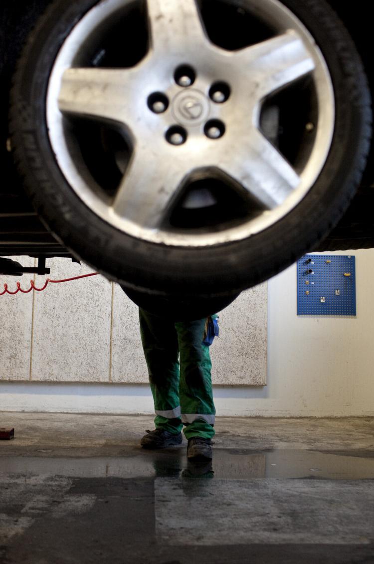 Dækskifte. Ikke alle biler fra udlejningsselskaberne kører på vinterdæk. De skal bestilles på forhånd, hvis man vil være sikker på, at bilen har bedst muligt fodfæste. 