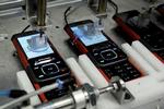 Selvom der næsten sælges lige så mange mobiltelefoner med Androids styresystem som med Nokias, er der stadig langt flest Nokiatelefoner på verdensmarkedet. Her testes skærmens styrke hos et par Nokia-telefoner. 