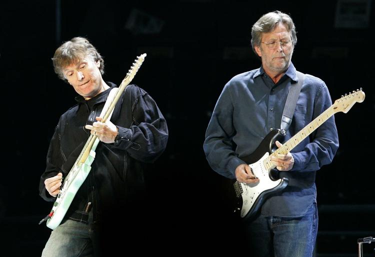 Auktion. 70 af Claptons guitarer går på auktion. Gad vide, om han overhovedet har nået at spille på dem alle sammen? Her er det Steve Winwood og Eric Clapton til en koncert i 2008. 