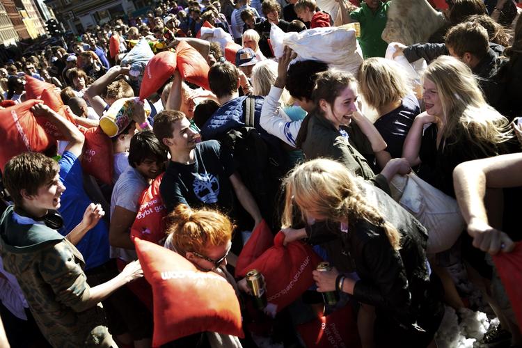 Pudekamp. Årets kulturbegivenhed, den mobile fest 'Distortion' indeholdt blandt andet pudekamp på Skt. Hans Torv i København. 
