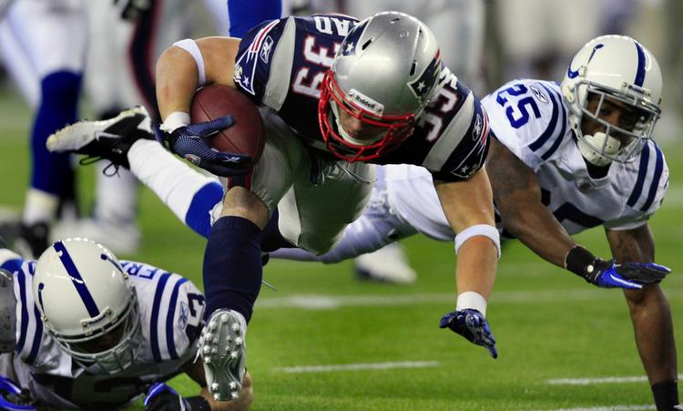 frygtløs. Lille og væver. Danny Woodhead har overrasket alt og alle i NFL ved at kaste sig ind i tacklinger mod kæmper og score mod de stærkeste forsvar. 