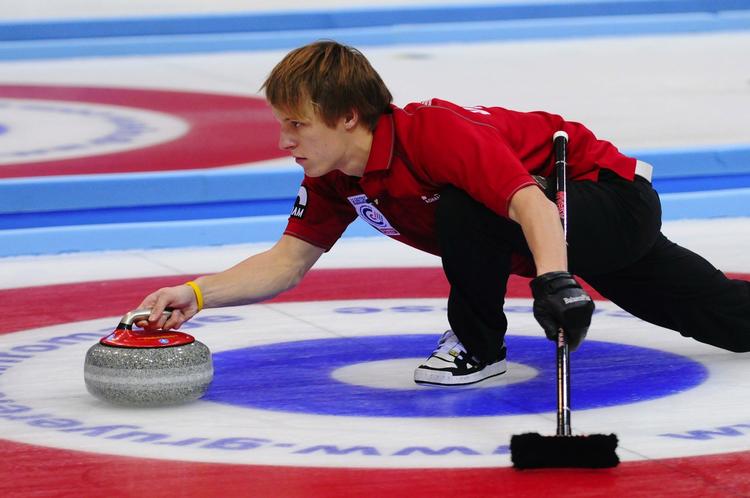 finaledeltagere. Mikkel Krause sender stenen afsted i semifinalekampen mod Schweiz, hvor danskerne overraskende vandt. 