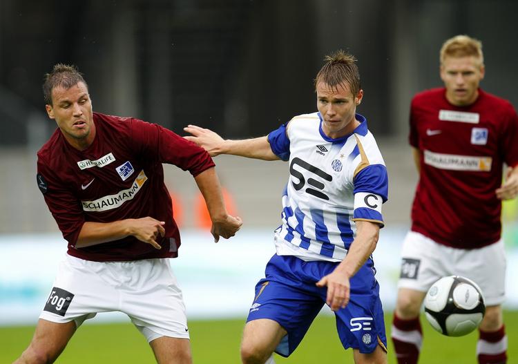 udlængsel. Jesper Jørgensen (midt) har huseret på Esbjergs midtbane i 201 kampe, men fremover bliver det Gent, som har fornøjelse af spilleren. 