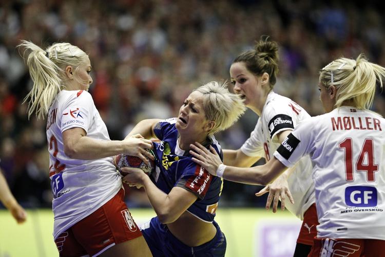 aktion. Hård kamp i det danske midterforsvar, som holdt rumænerne flot fra livet i kampen forleden. 