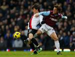 profiler. To af kampens bedste i kamp om bolden: Manchester Citys David Silva (tv) og West Hams Scott Parker. 