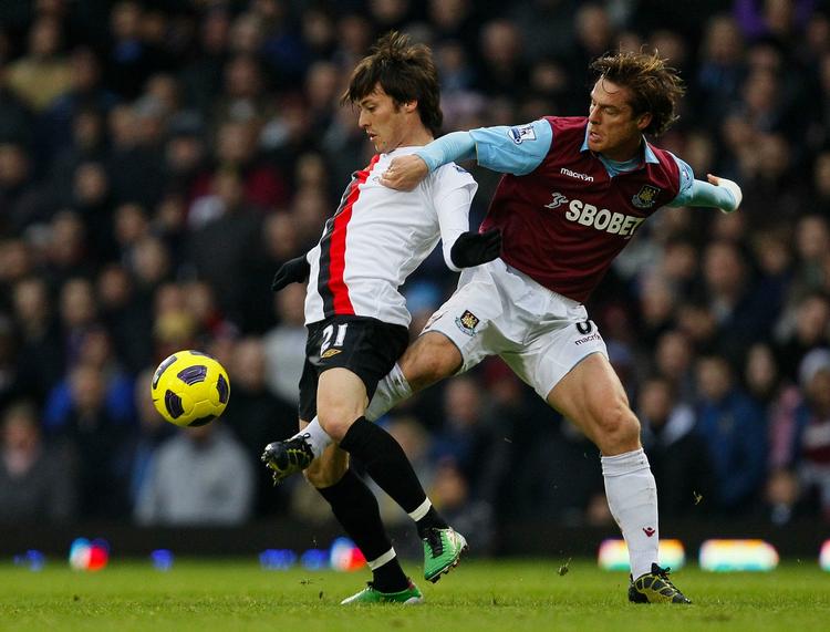 profiler. To af kampens bedste i kamp om bolden: Manchester Citys David Silva (tv) og West Hams Scott Parker. 