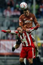pirater. Bayern Münchens Franck Ribery bliver den lille i duel med St. Paulis Carsten Rothenbach. 