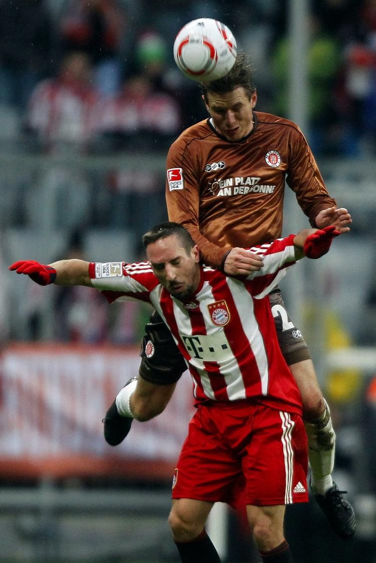 pirater. Bayern Münchens Franck Ribery bliver den lille i duel med St. Paulis Carsten Rothenbach. 