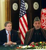 syg. Den erfarne diplomat Richard Holbrooke (tv) ses her under en af de utallige ture til et af verdens brændpunkter, Kabul. 