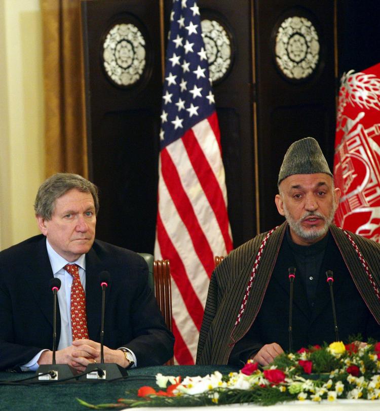 syg. Den erfarne diplomat Richard Holbrooke (tv) ses her under en af de utallige ture til et af verdens brændpunkter, Kabul. 