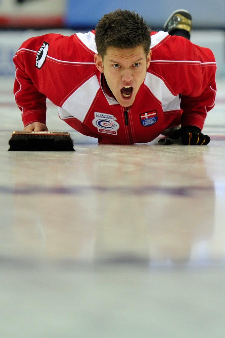fokus. Skipper Rasmus Stjerne følger stenen på vej i finalen mod Norge. 