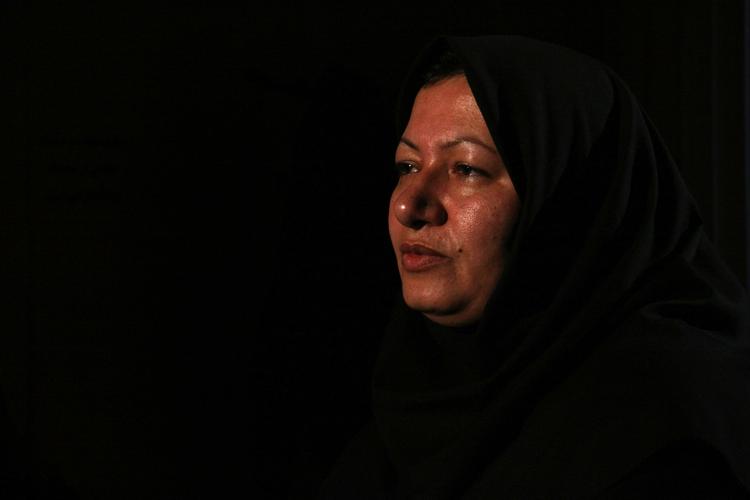 Rekonstruktion. Iranske Sakineh Mohammedi Ashtiani, der er dømt til døden for utroskab og sin påståede deltagelse i mordet på sin mand, rekonstruerer mordet. 