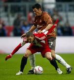 Bayern-mand. Schweinsteiger (i rødt og hvidt) vil vinde titler med den klub, han har spillet for, siden han var 14 år. 
