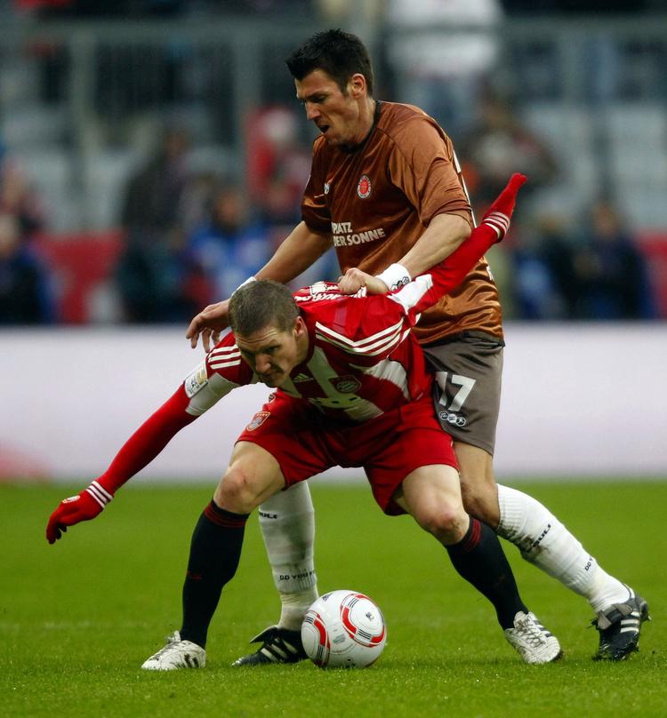 Bayern-mand. Schweinsteiger (i rødt og hvidt) vil vinde titler med den klub, han har spillet for, siden han var 14 år. 